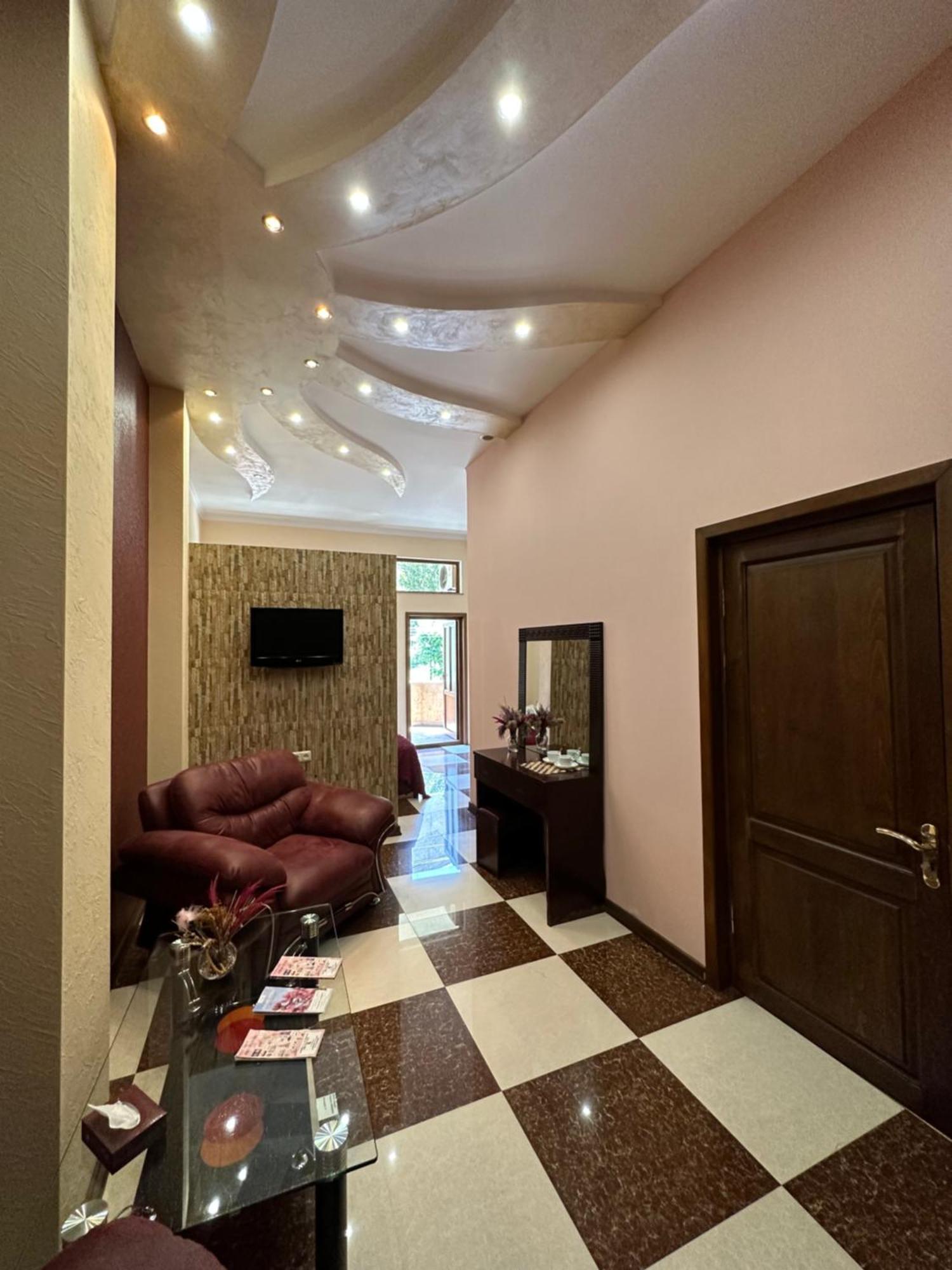 Royal Plus Hotel Yerevan Exterior photo